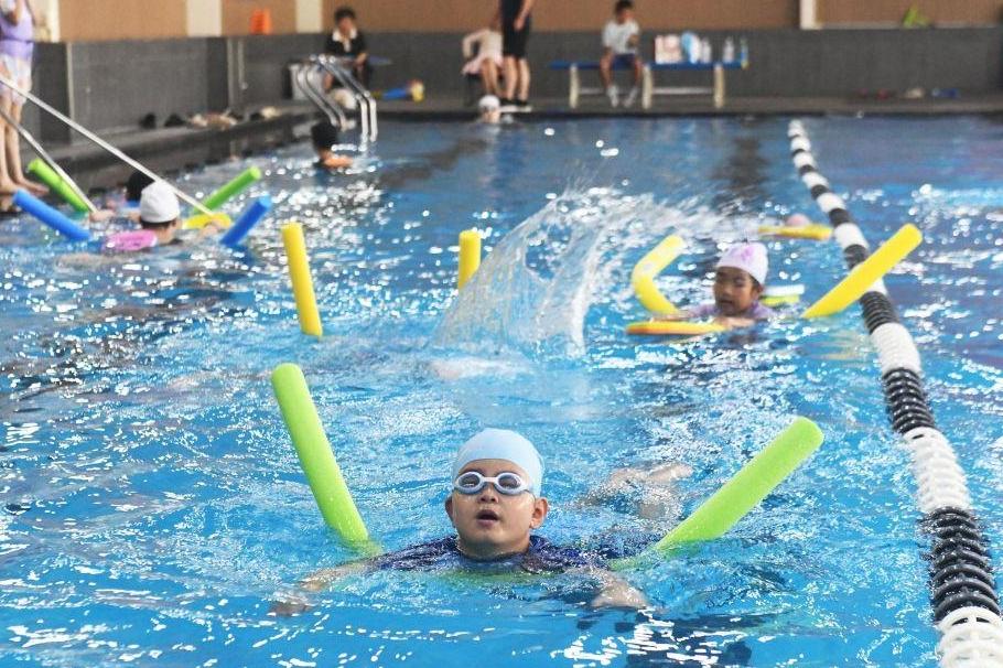 教师在幼儿园内驾车撞倒名孩子致死
