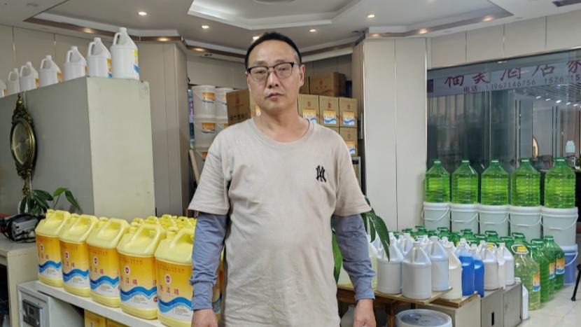 小米冲上公交站台致人受伤