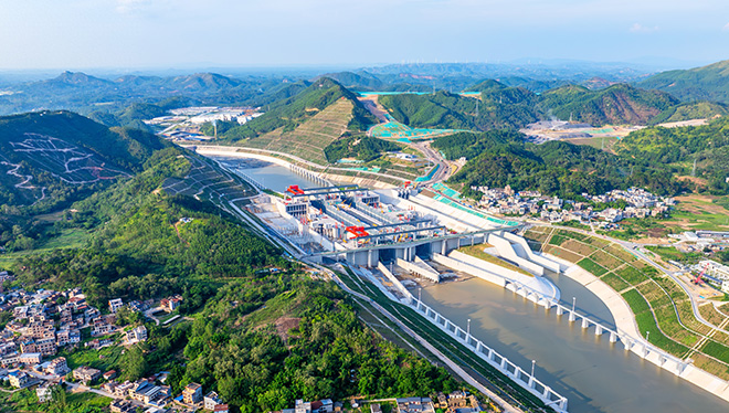 王沪宁出席建设强大国内市场调研协商座谈会